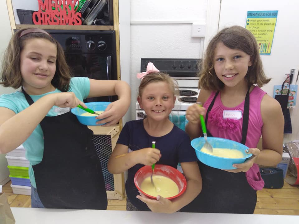 Children gathered around the table at a Pikanini Chefs birthday baking party