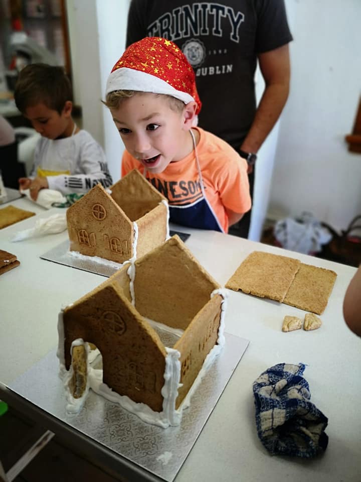 Little chefs decorating their bakes